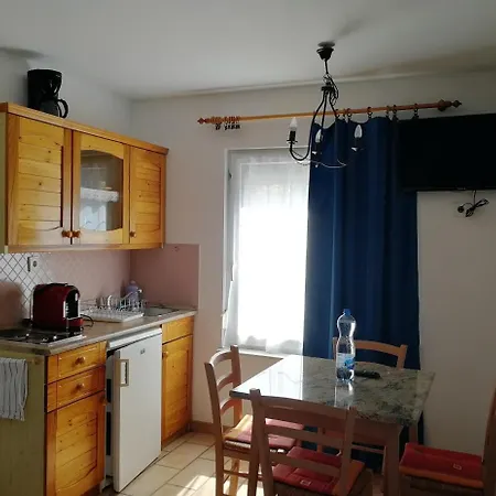 Feszek Apartmanhaz *