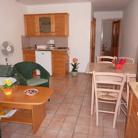 Feszek Apartmanhaz * 沃尼奥尔茨沃什海吉