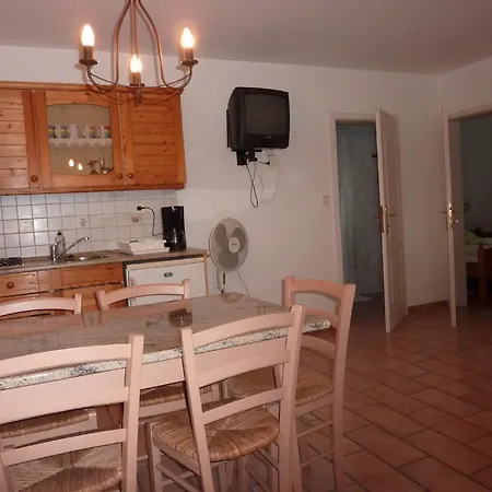 Feszek Apartmanhaz * Vonyarcvashegy