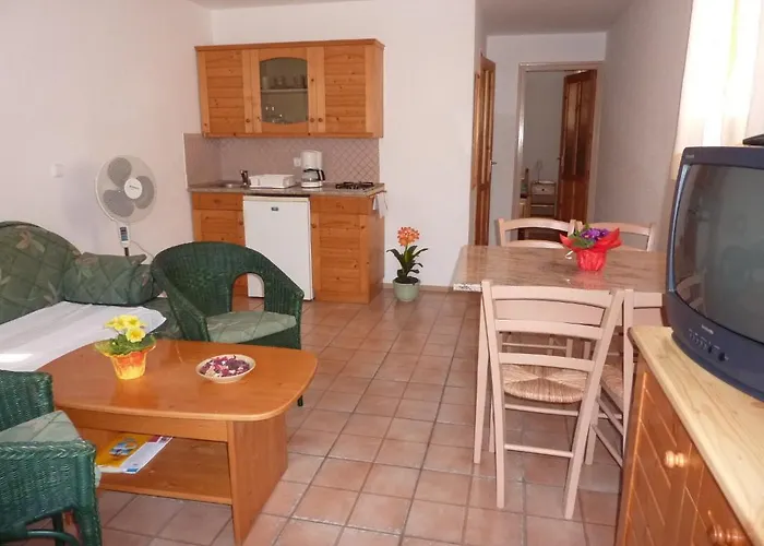 Feszek Apartmanhaz * Vonyarcvashegy