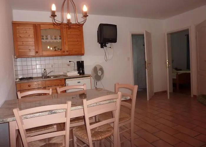 Feszek Apartmanhaz * Vonyarcvashegy